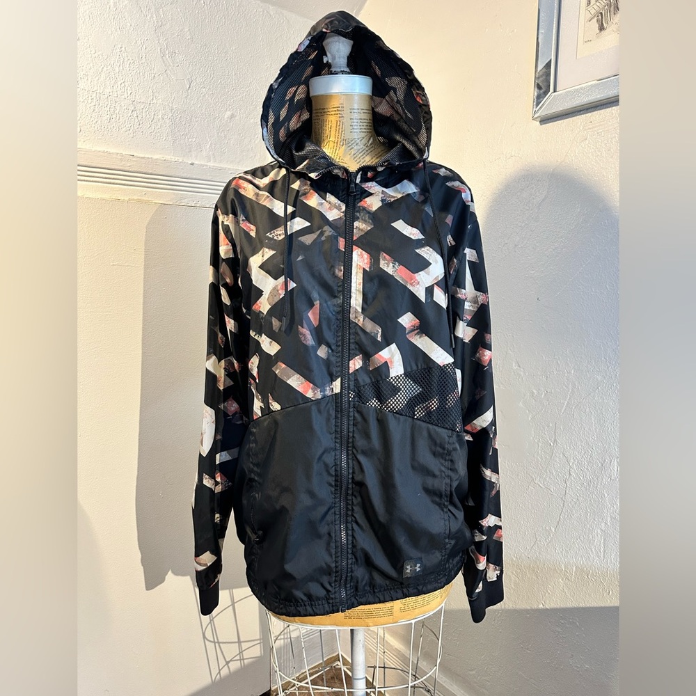 Men’s size M Under Armor nylon zip hoodie with side pockets and mesh lining.